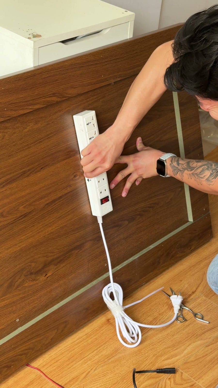 Ổ điện có băng keo lưới ở lưng