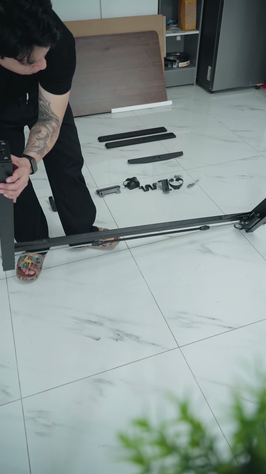 Chân bàn, thanh răng và phụ kiện trải trên sàn